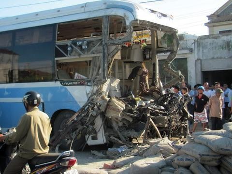 Smashed front of the bus after the accident.(Photo:Nhan Dan) Smashed front of the bus after the accident.(Photo:Nhan Dan)